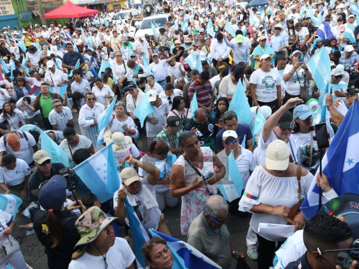 Miles participan en caminata religiosa por la unidad y la democracia en Tegucigalpa