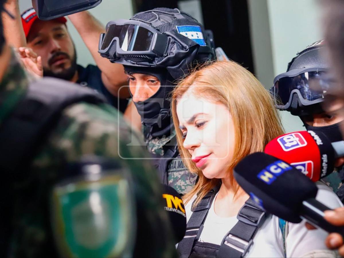 Sonriendo y denunciando amenazas, así salió de Tribunal la exfiscal Francia Sofía Medina