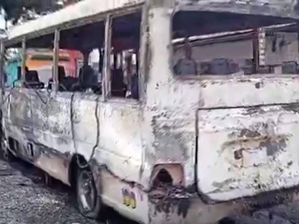 Motociclista quedó envuelto en llamas al explotar su moto tras choque con bus en SPS