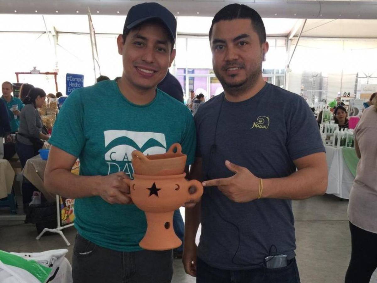 Edwin Barahona junto a uno de sus fidelizados clientes en ‘El Bazar del Sábado’.