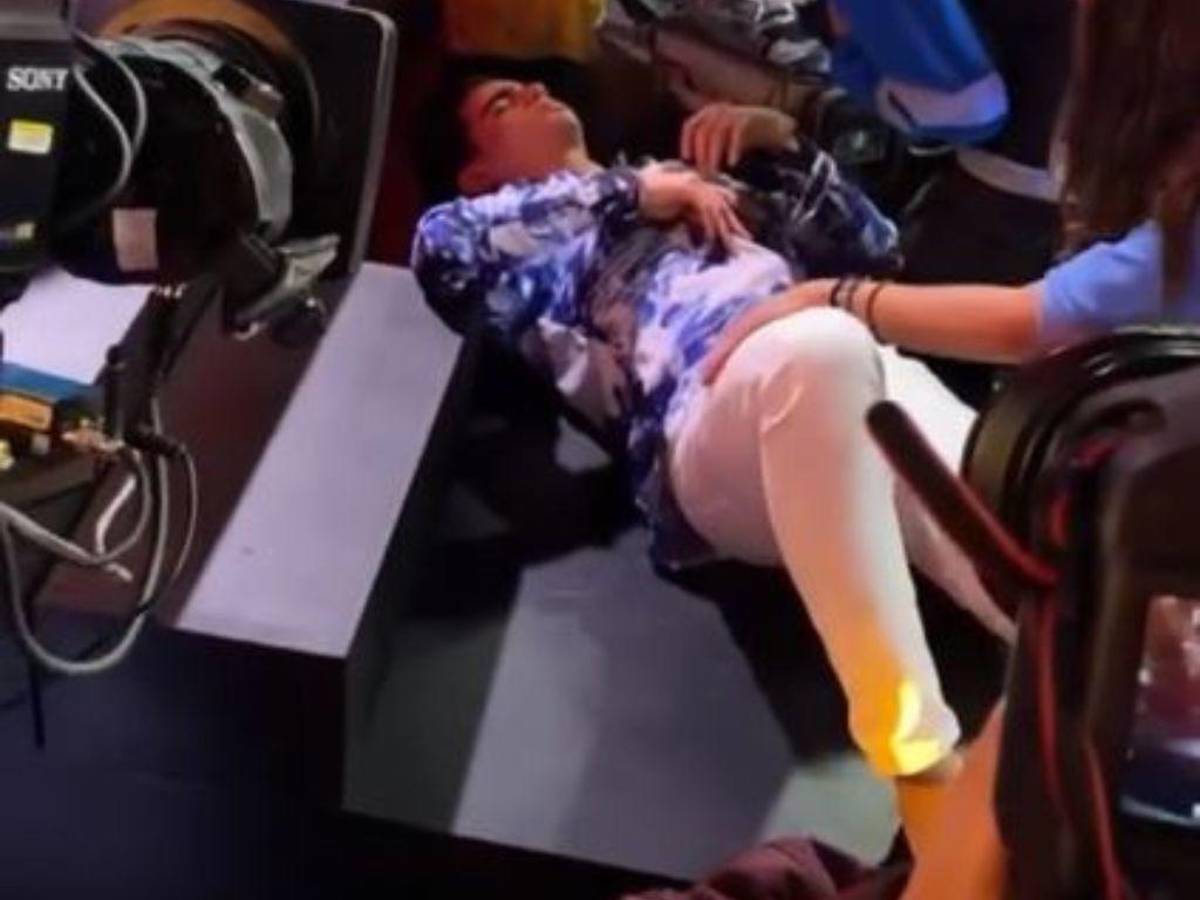 Así fue el momento en que Santiago se comenzó a sentir mal en el escenario.