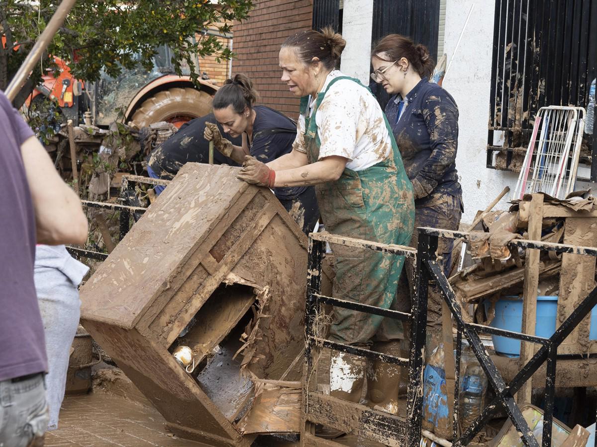 Cientos de voluntarios trabajan en la limpieza y búsqueda de desaparecidos en Valencia Cientos de voluntarios trabajan en la limpieza y búsqueda de desaparecidos en Valencia