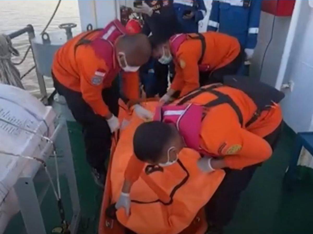 Indonesia localiza semihundido a barco naufragado que deja 6 muertos y 129 desaparecidos