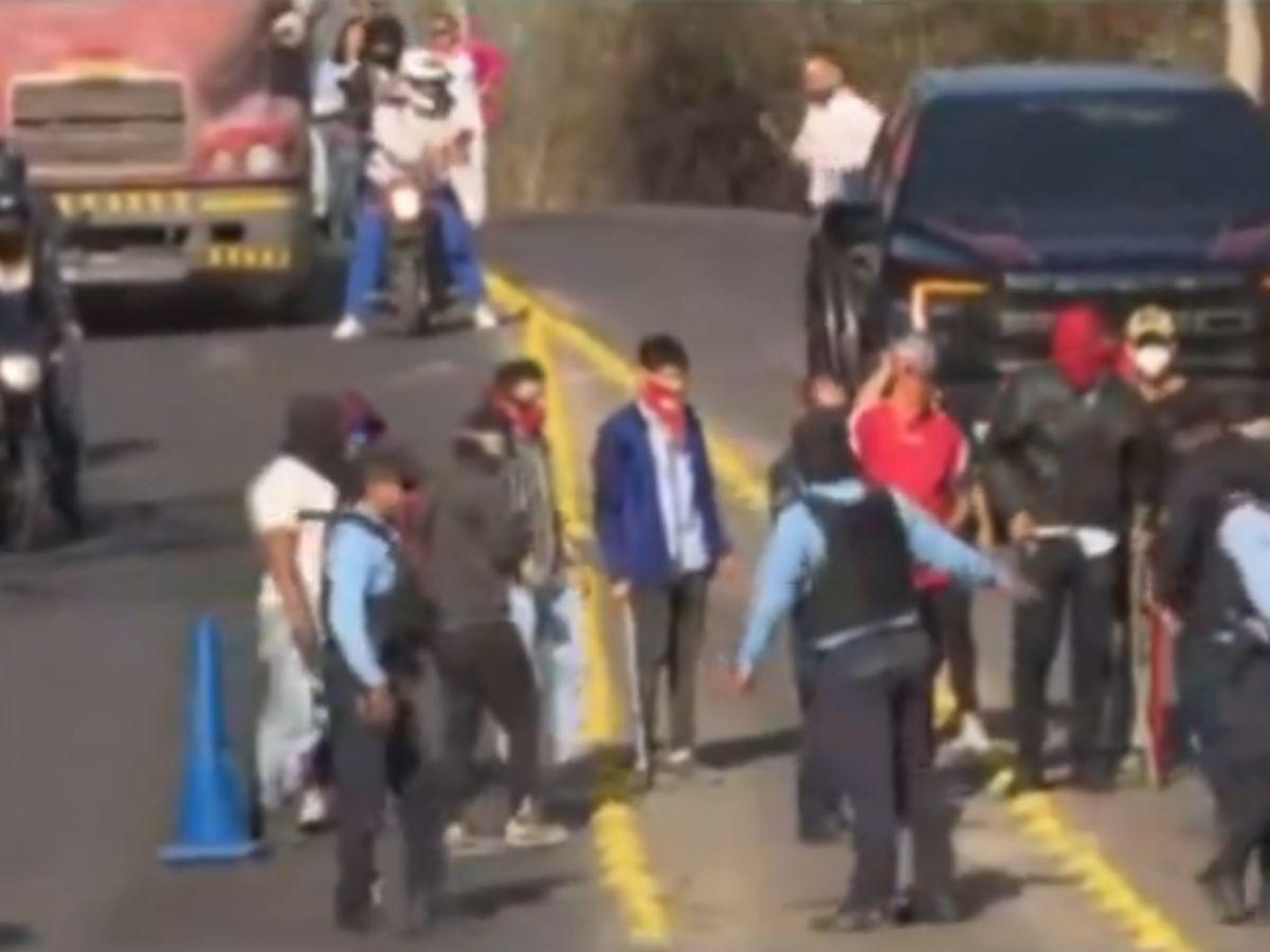 Los colectivos que venían de la zona oriental del país denunciaron que otro grupo de personas se situaron en la calle, armados con palos y piedras para impedir su ingreso.