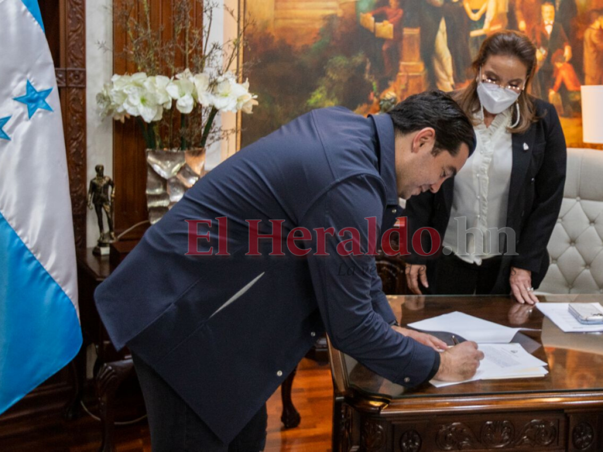 Octavio Pineda firmando como el nuevo ministro del FHIS.