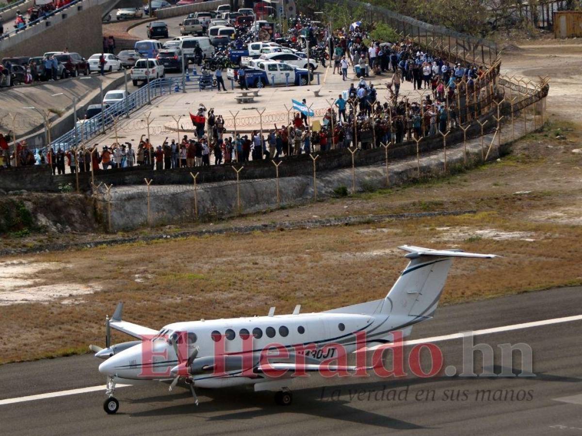 Decenas de hondureños se aglomeraron en Toncontín para presenciar extradición del exmandatario.