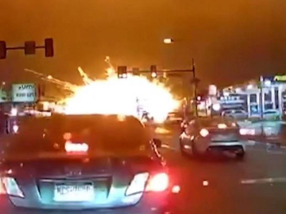 Tragedia aérea en Filadelfia: Seis mexicanos muertos, viviendas y carros destruidos