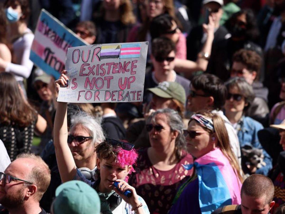 Tribunal de Reino Unido limita la definición legal de mujer al sexo biológico; miles salen a protestar