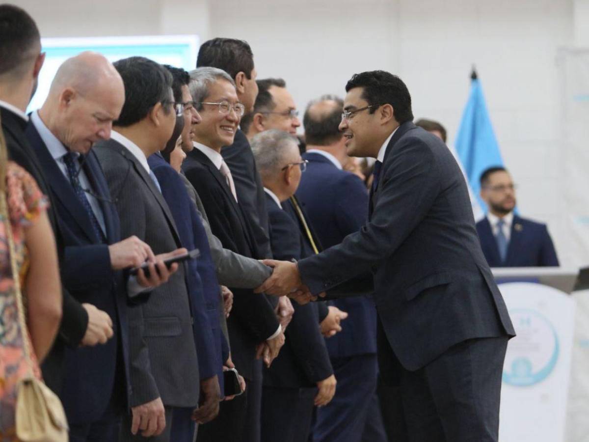 ¿Qué beneficios tendrán Enrique Reina y otras personas a las que se le otorgaron pasaportes diplomáticos?