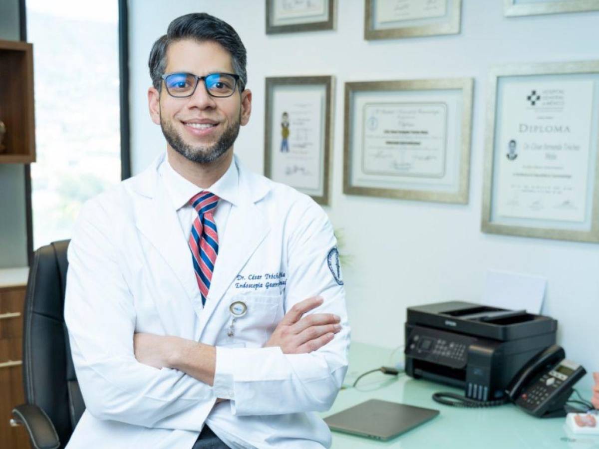 César Tróchez, gastroenterólogo con una subespecialidad en endoscopia digestiva avanzada. Actualmente recibe un curso en alta especialidad en ultrasonido endoscópico.