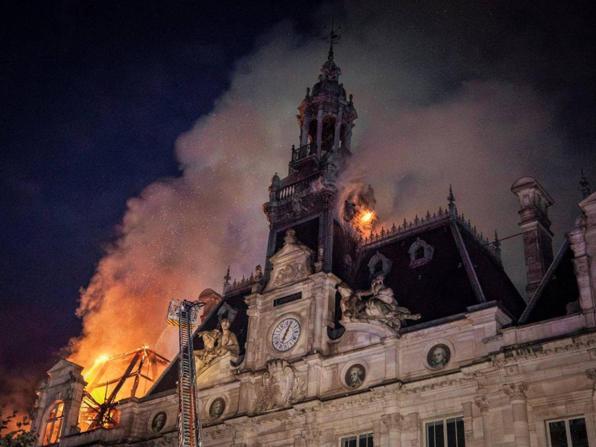 Así quedó el Ayuntamiento de Limoges tras el incendio provocado durante protestas