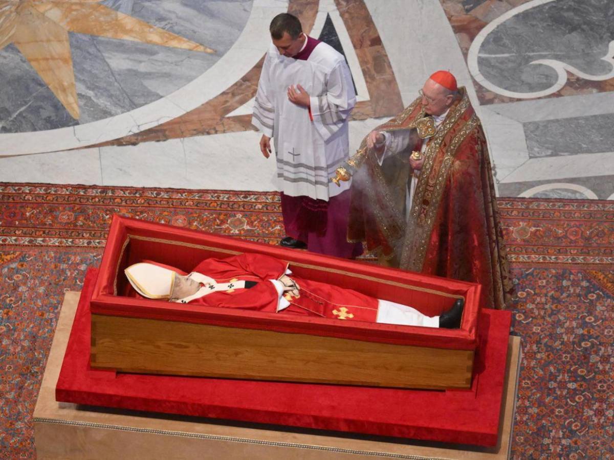 Monedas y velo blanco: los ritos en el cierre del ataúd del papa Francisco Monedas y velo blanco: los ritos en el cierre del ataúd del papa Francisco