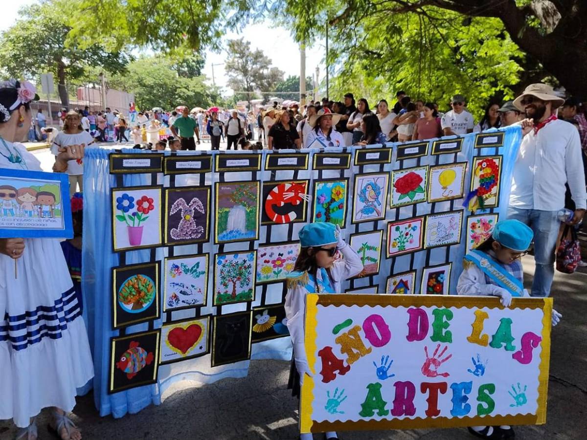 Niños de prebásica brillan en desfiles con trajes típicos y elementos culturales