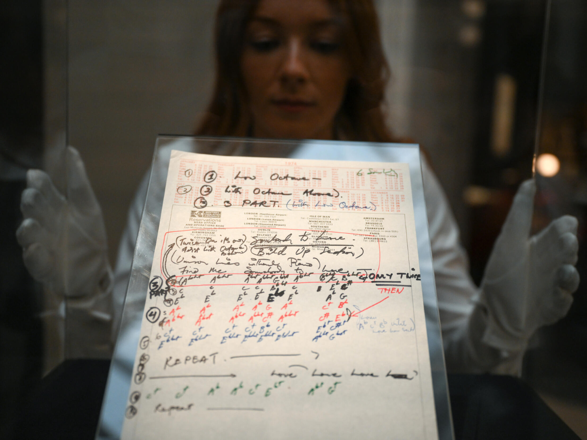 Desde una corona hasta su peine de bigote: Inicia la subastan de objetos personales de Freddie Mercury