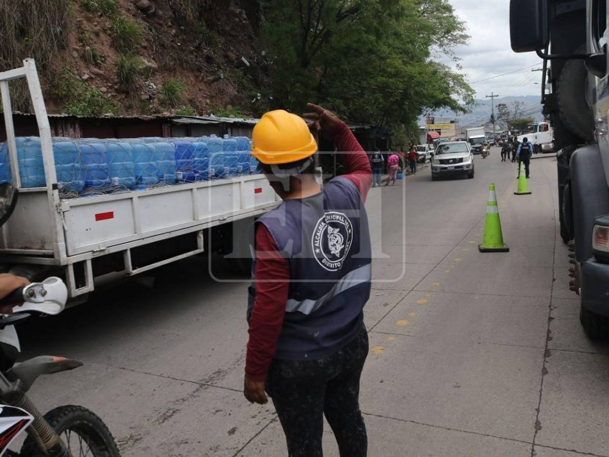 Inician remoción de escombros en zona del accidente de volqueta en Villa Nueva