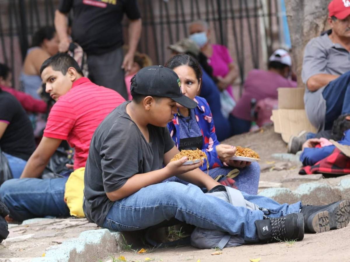 Cansados y sin respuesta: afectados por Koriun permanecen en bajos del Congreso Nacional