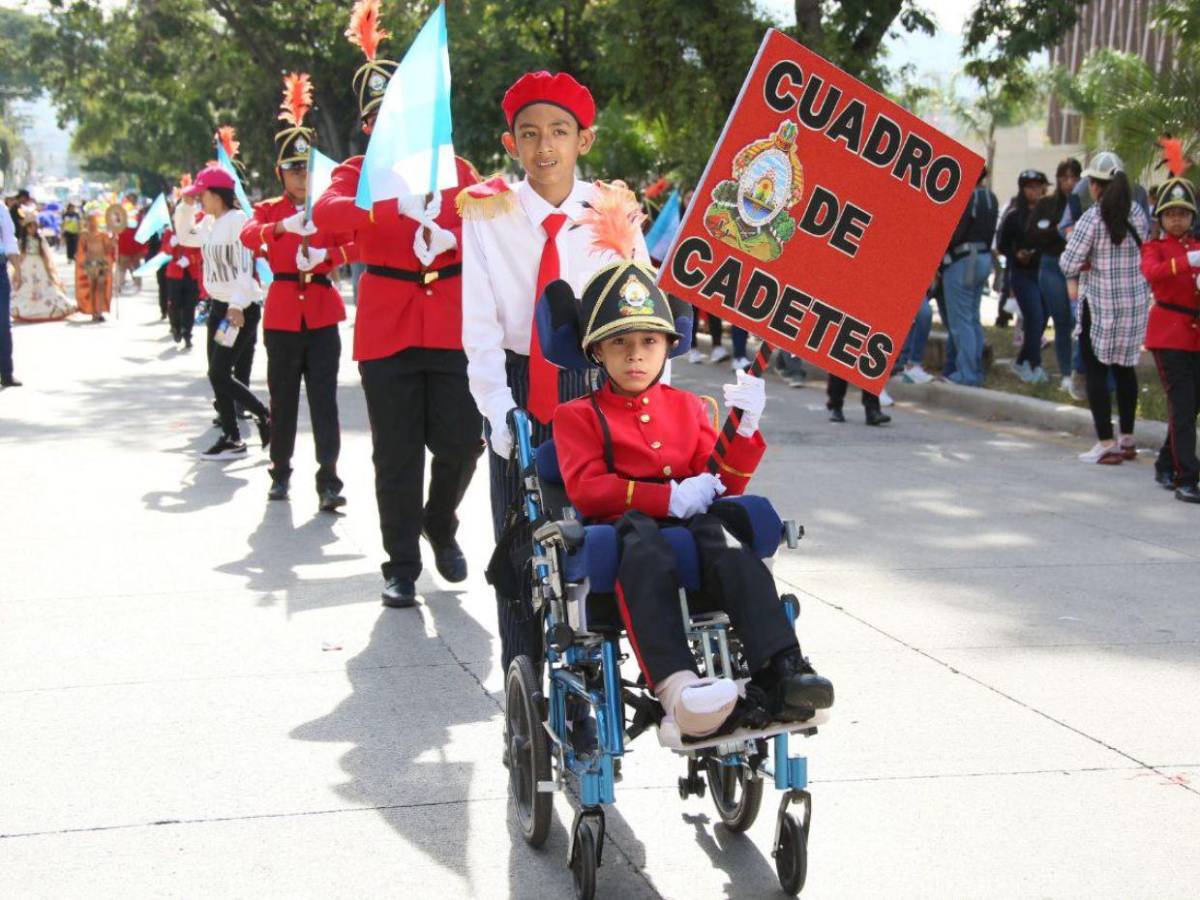 Niños con talentos diversos brillan en los desfiles patrios con entusiasmo y alegría
