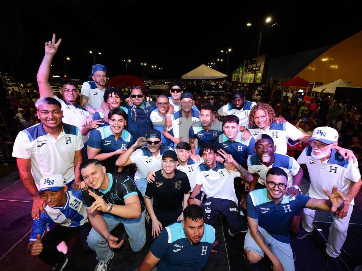 ¡Despampanante! Elsa Oseguera llega a SPS para apoyar a Davis Flow en partido de tiktokers