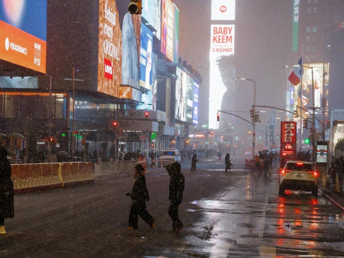 Nueva York paralizada por histórica tormenta de nieve que vacía calles