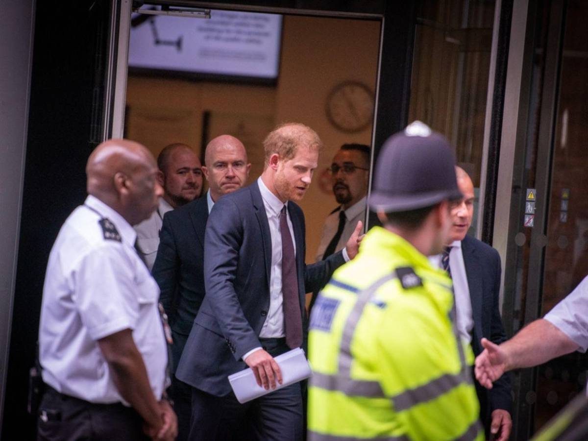 Lectura de labios revela el mordaz comentario de Harry durante coronación del rey Carlos III