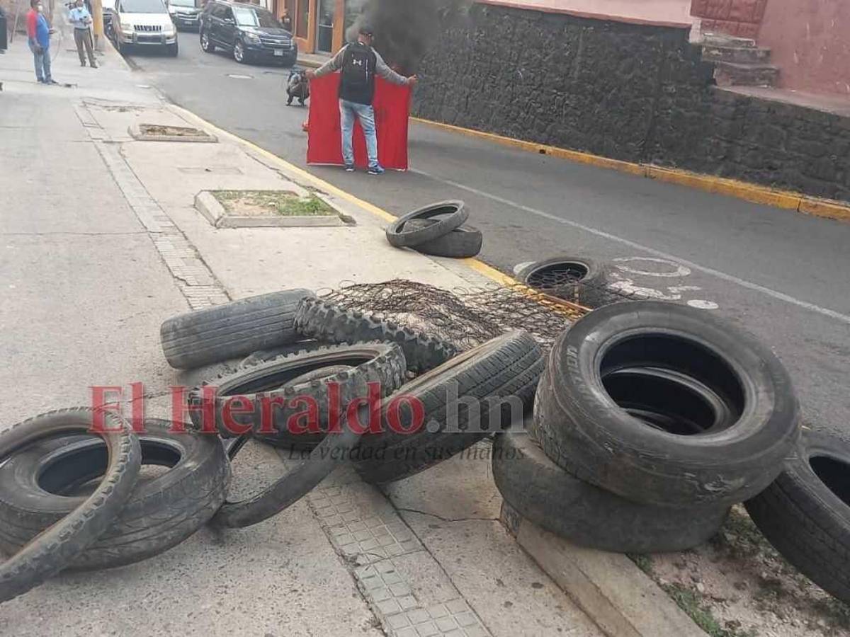 Bases de Libre protestan frente a Sesal exigiendo salida del ministro Matheu