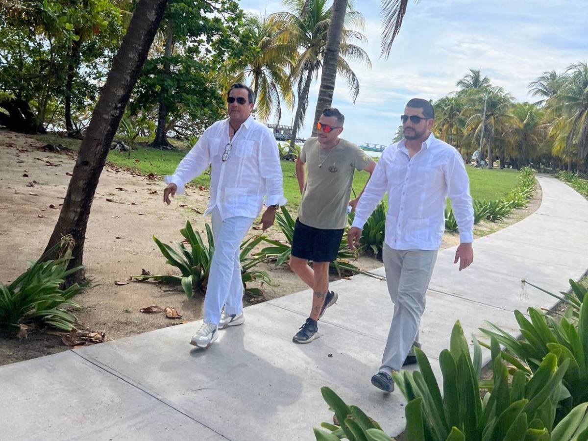 Solo 4 invitados y una condición: Así fue la boda de Marta Peñate y Tony Spina en Cayos Cochinos