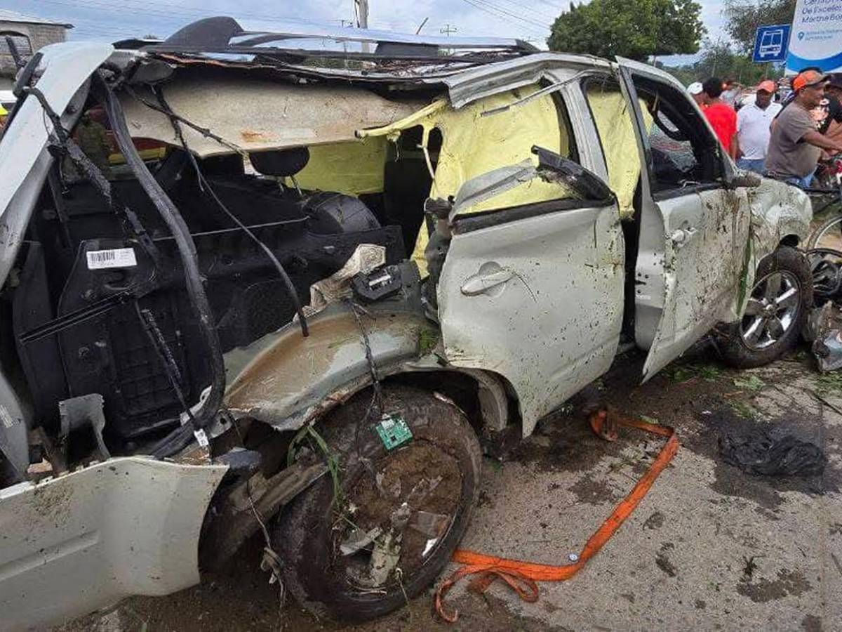 Dramática escena tras muerte de tres niños y dos adultos en volcamiento en Puerto Cortés