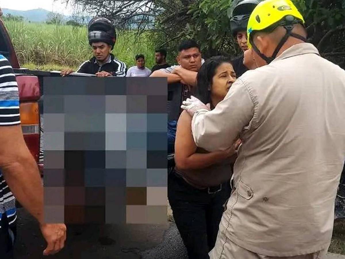 Dramática escena tras muerte de tres niños y dos adultos en volcamiento en Puerto Cortés