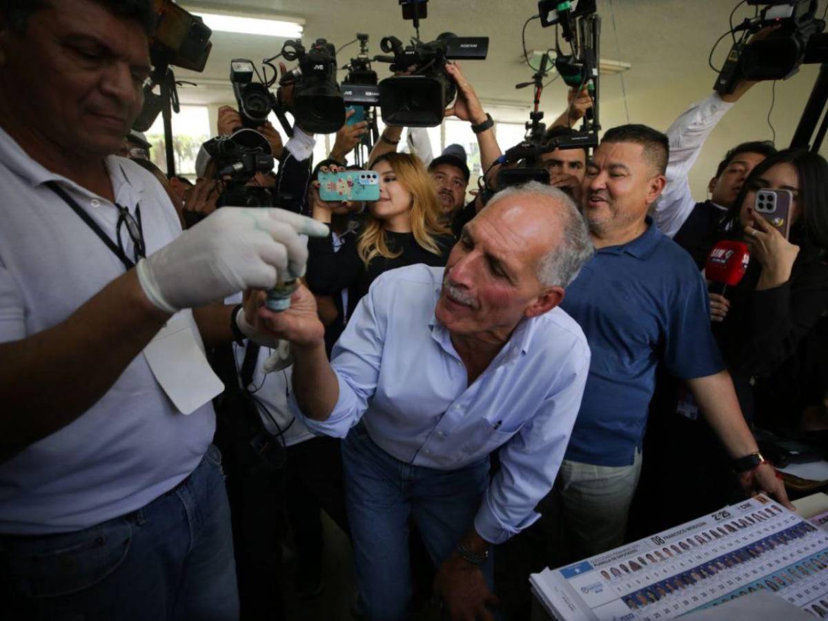 Nasry Asfura votó en la Universidad Pedagógica de la capital