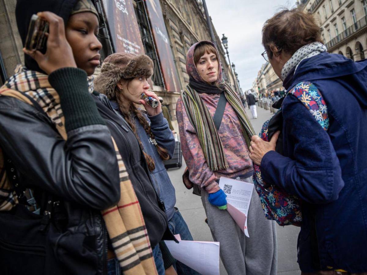 Estudiantes bloquean el acceso al Louvre en apoyo a las protestas de los institutos