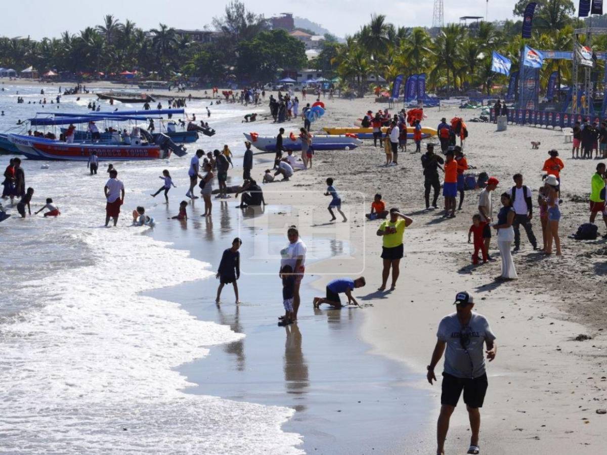 Playas de Tela siguen llenas en la recta final de Semana Santa