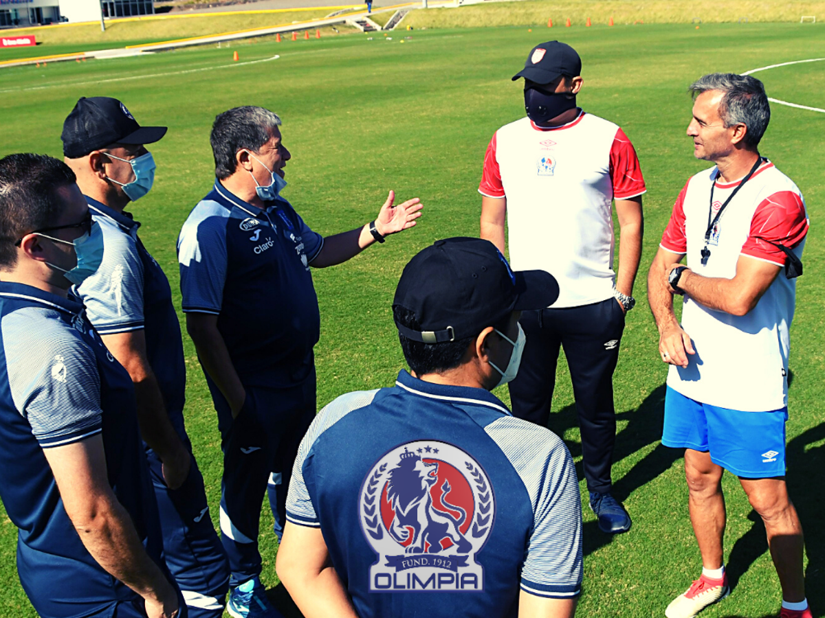 Bolillo Gómez visitó la cueva del León que dirige Pablo Lavallén