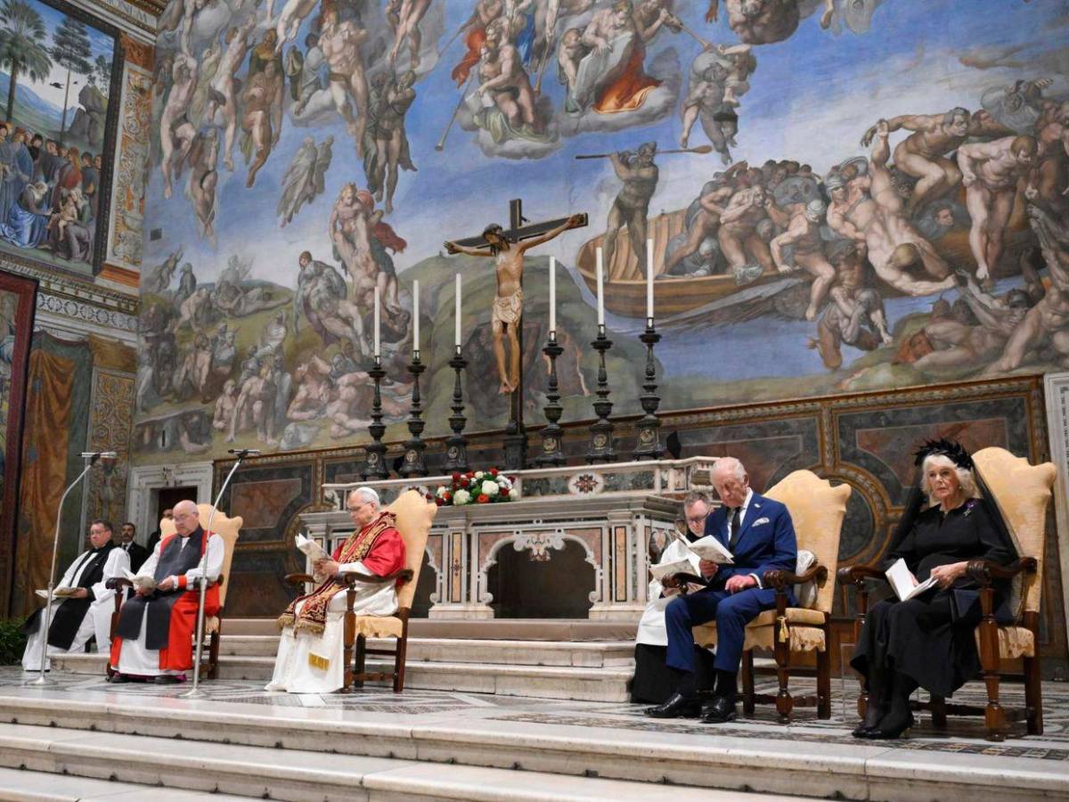 Rey Carlos III y papa León rezan juntos en la Capilla Sixtina: así fue el encuentro en el Vaticano