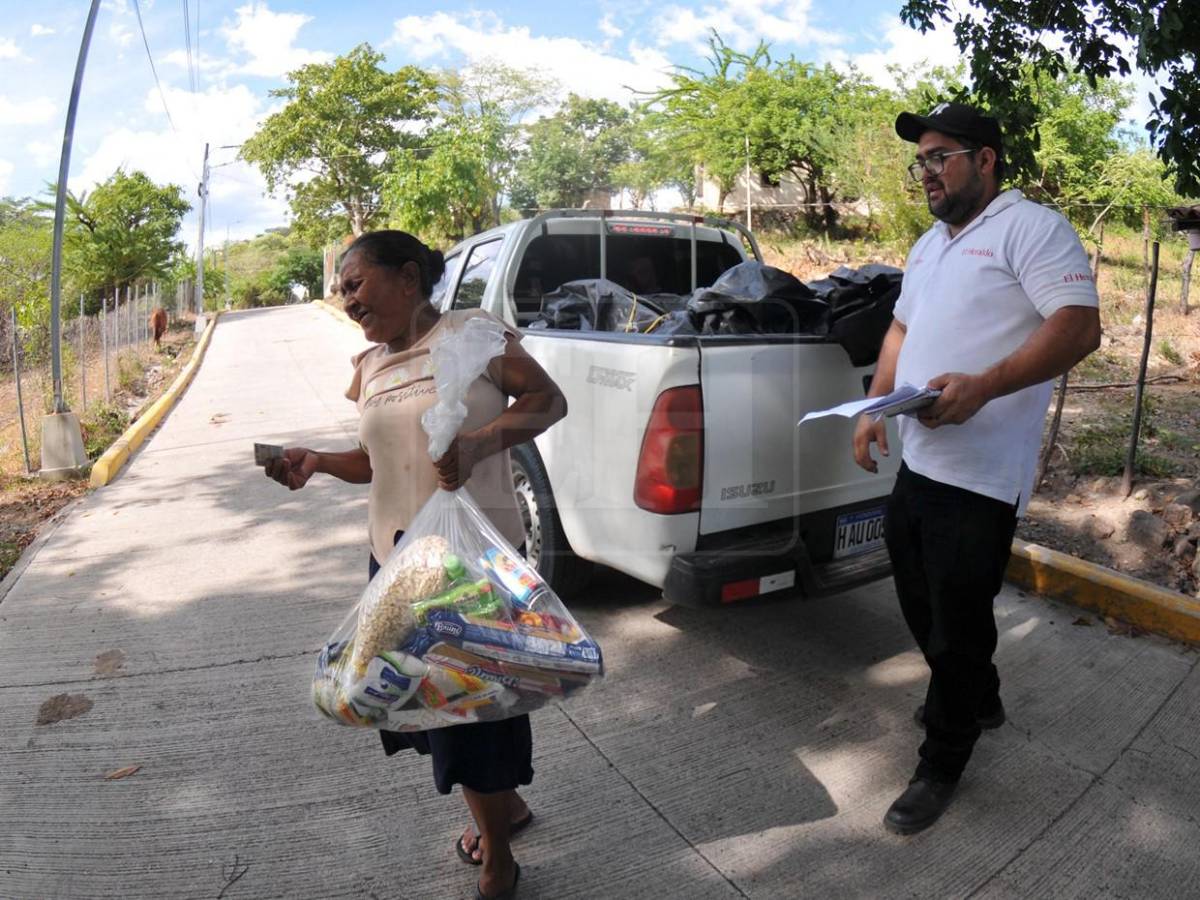 Bajo ardiente sol buscaban comida y hallaron la solidaridad de lectores de El Heraldo