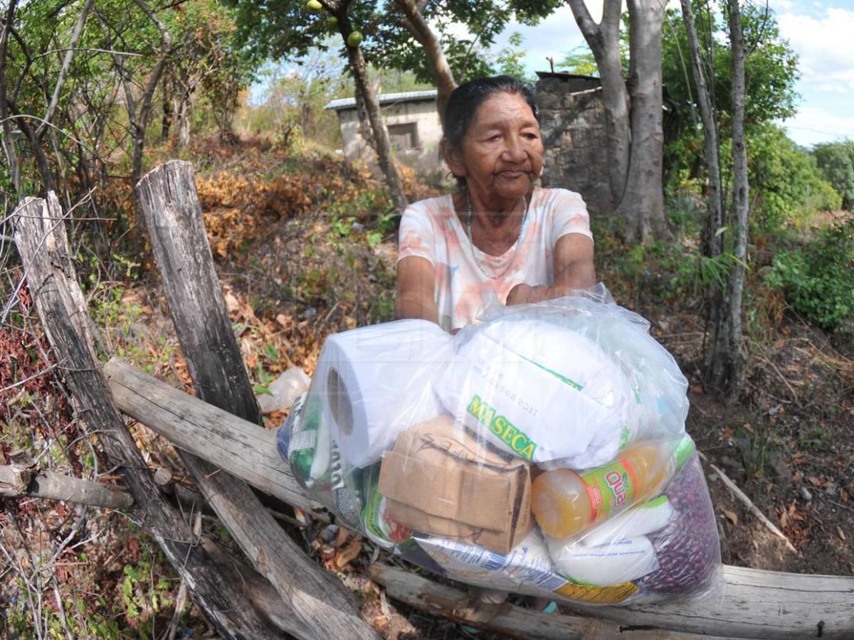 Bajo ardiente sol buscaban comida y hallaron la solidaridad de lectores de El Heraldo