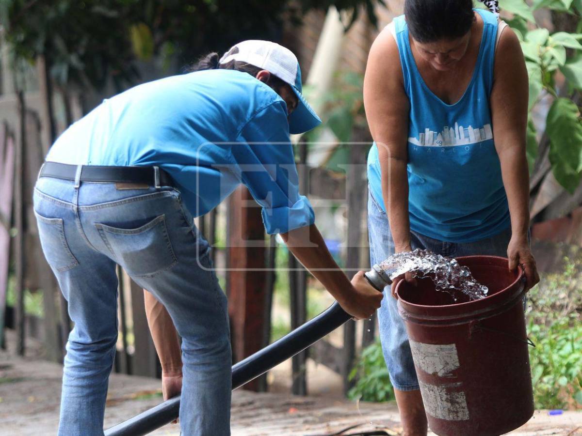 Capitalinos enfrenta escasez de agua pese a reparto con cisternas públicas