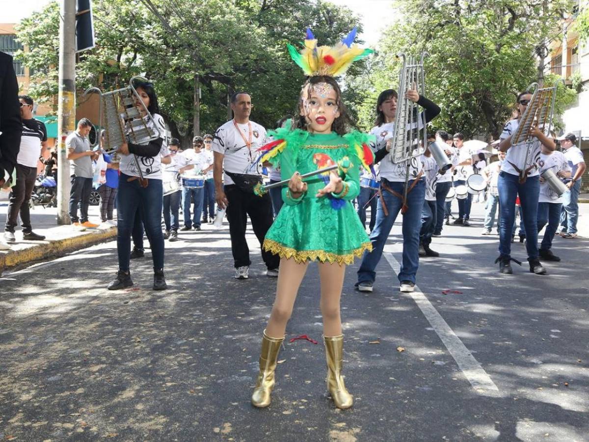 Niños de prebásica brillan en desfiles con trajes típicos y elementos culturales