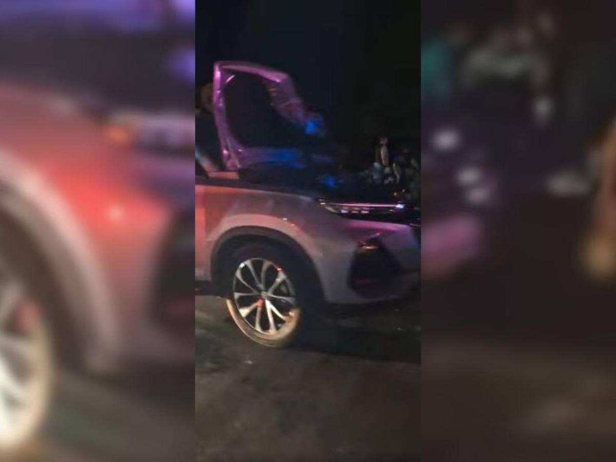 Así quedó el carro del “Droopy” Gómez luego que un vehículo pesado le quitara la vía