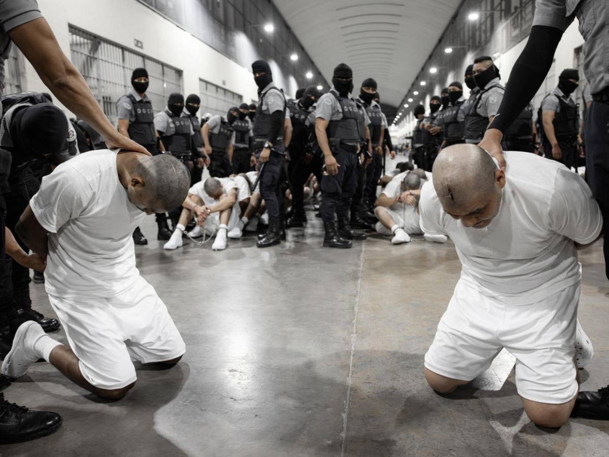 Las impactantes imágenes del envío de reos de la banda del Tren de Aragua a El Salvador