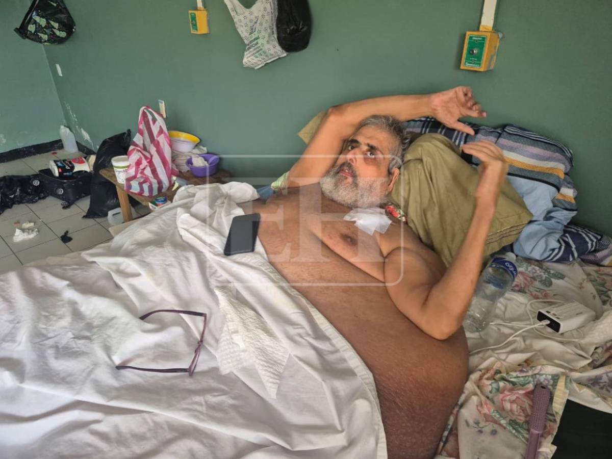 Con equipo de bomberos sacan el féretro de Nasser Hilsaca; murió pesando más de 630 libras
