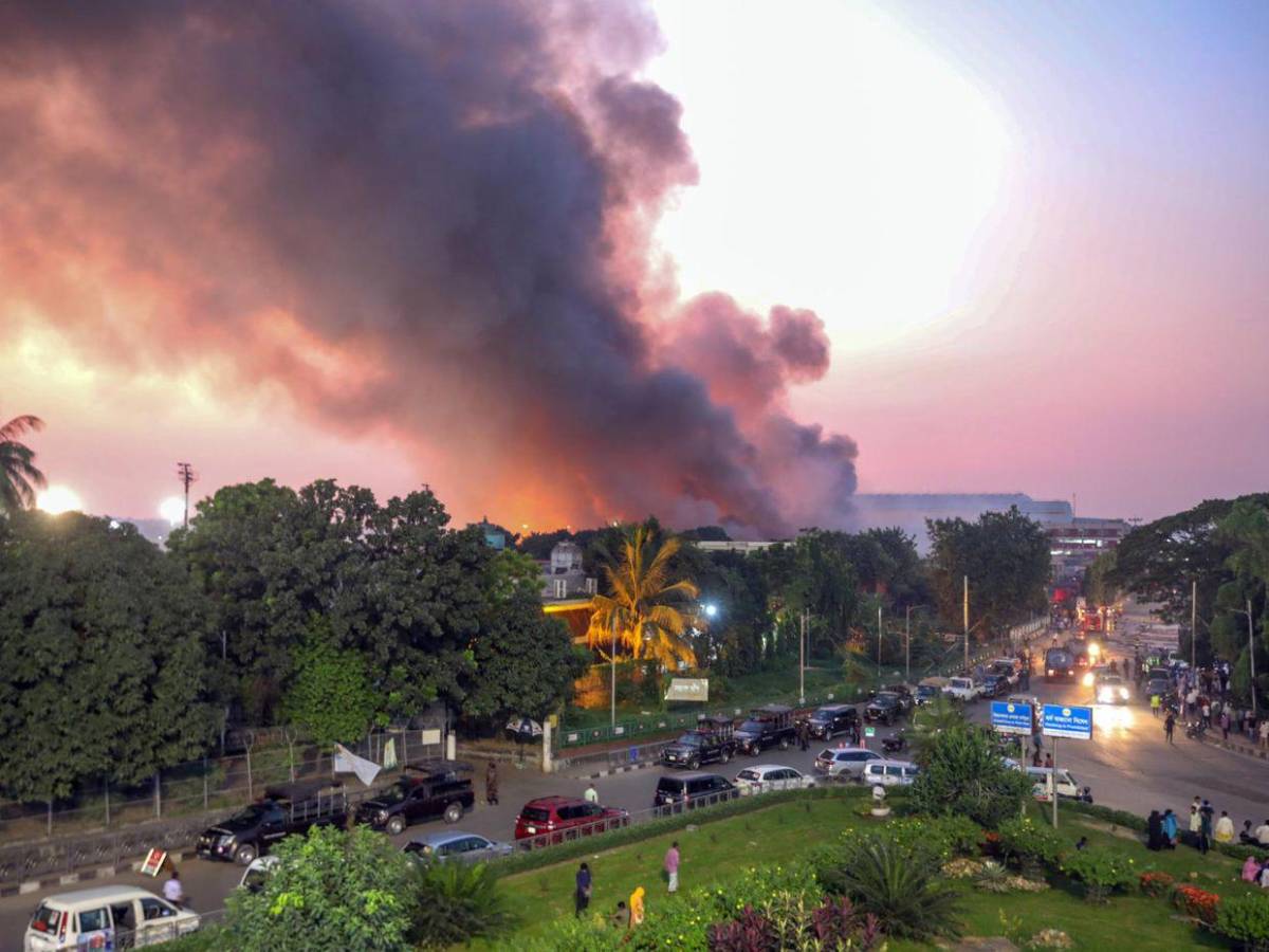 Sin vuelos por varias horas: incendio en aeropuerto de Bangladesh genera caos aéreo