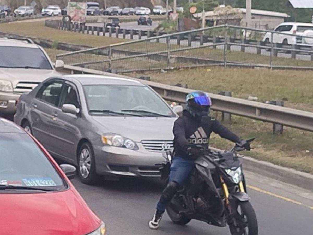 En caravanas y con retenes policiales, viajeros comienzan retorno a Tegucigalpa En caravanas y con retenes policiales, viajeros comienzan retorno a Tegucigalpa