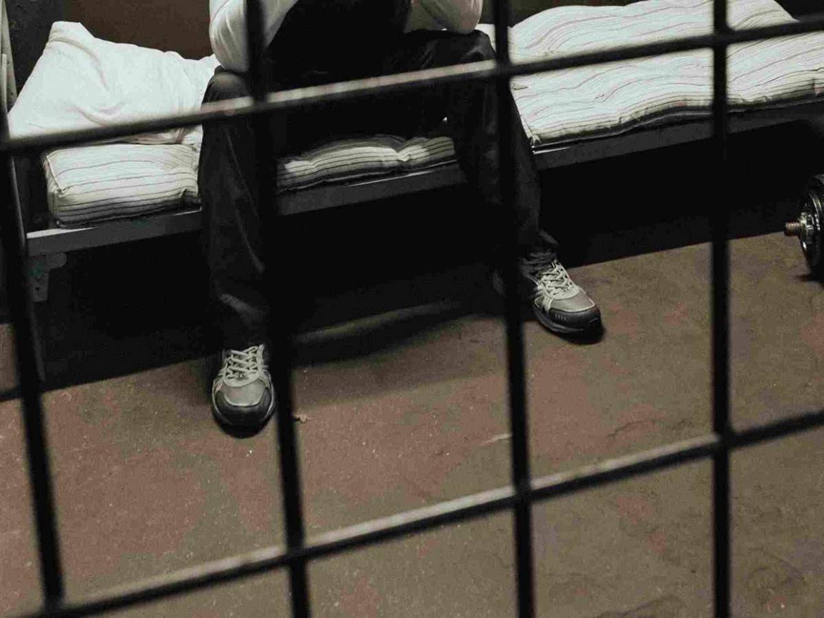 Quitó el cerrojo, fue a la celda y le disparó: así mató policía a hombre detenido en Atlántida