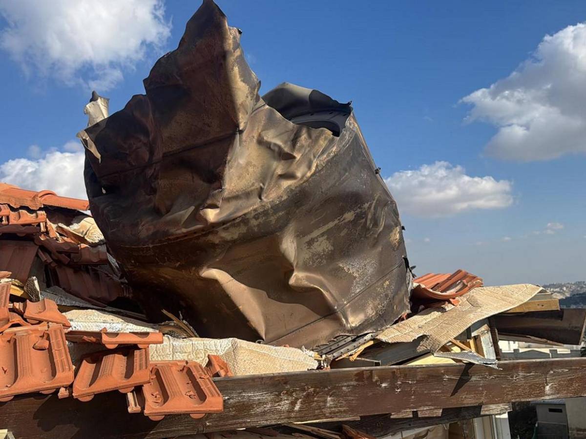 Destrozos y dos muertos en Tel Aviv tras última andanada de misiles de Irán