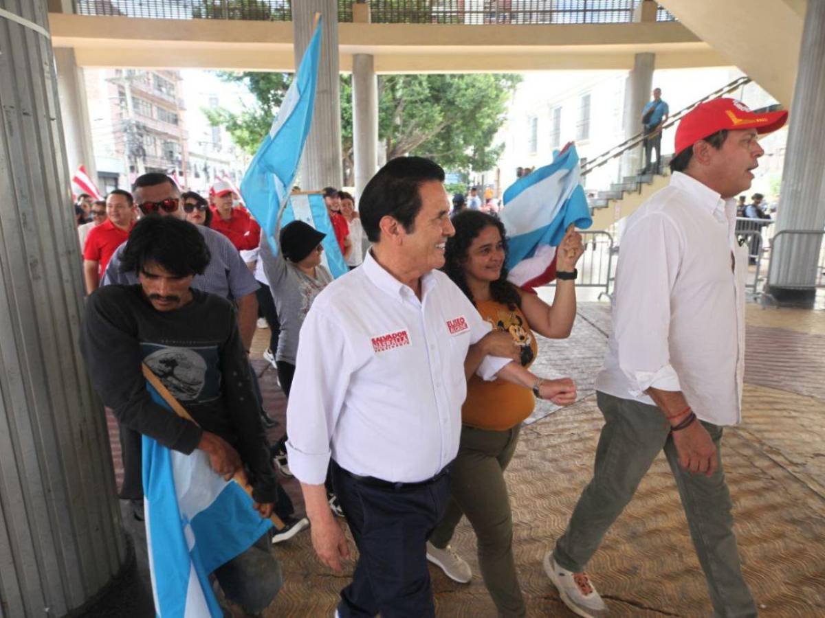 Liberales se manifiestan afuera del Congreso Nacional; piden respetar la democracia