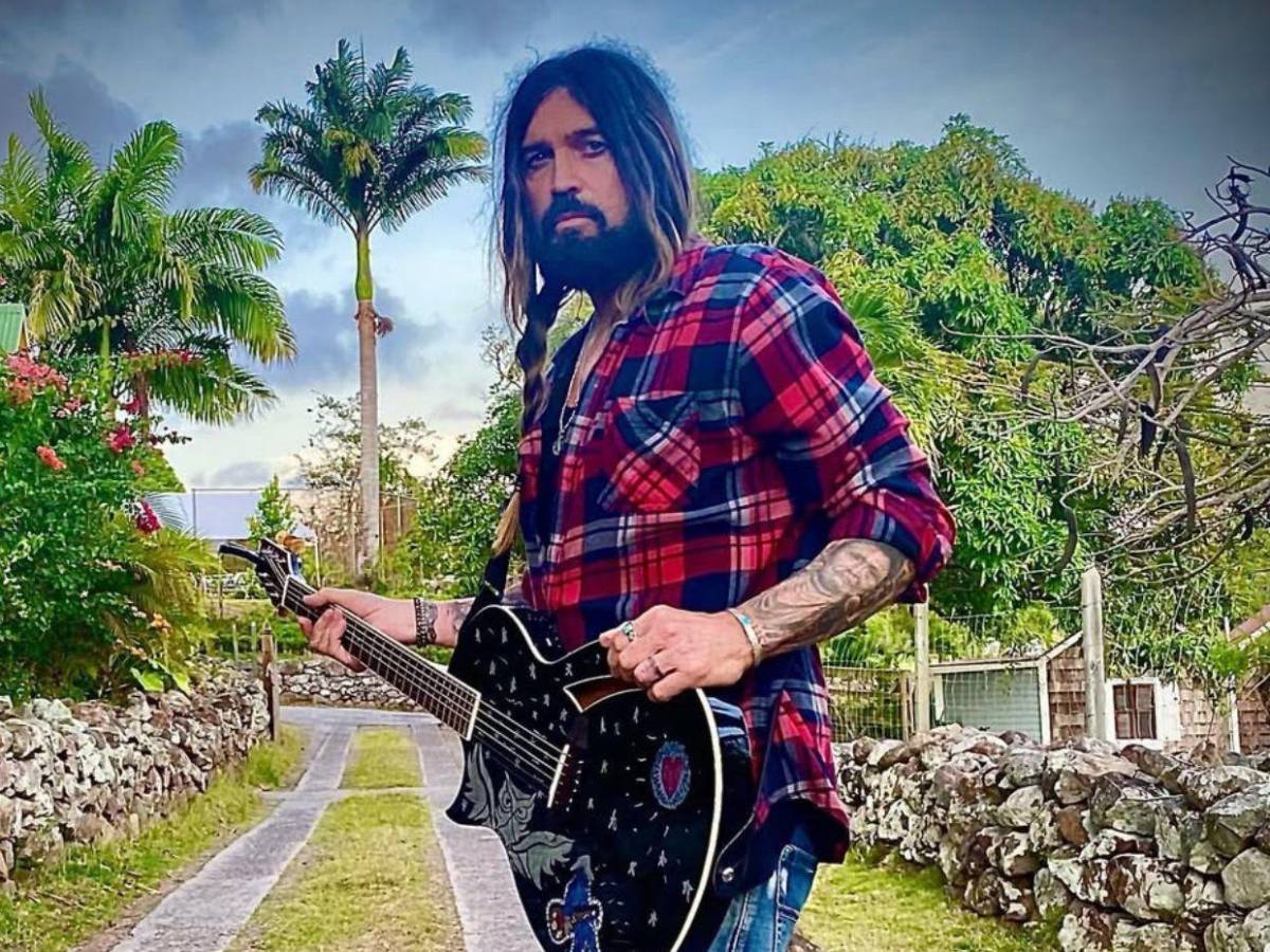 Miley Cyrus reacciona al romance de su padre con Elizabeth Hurley