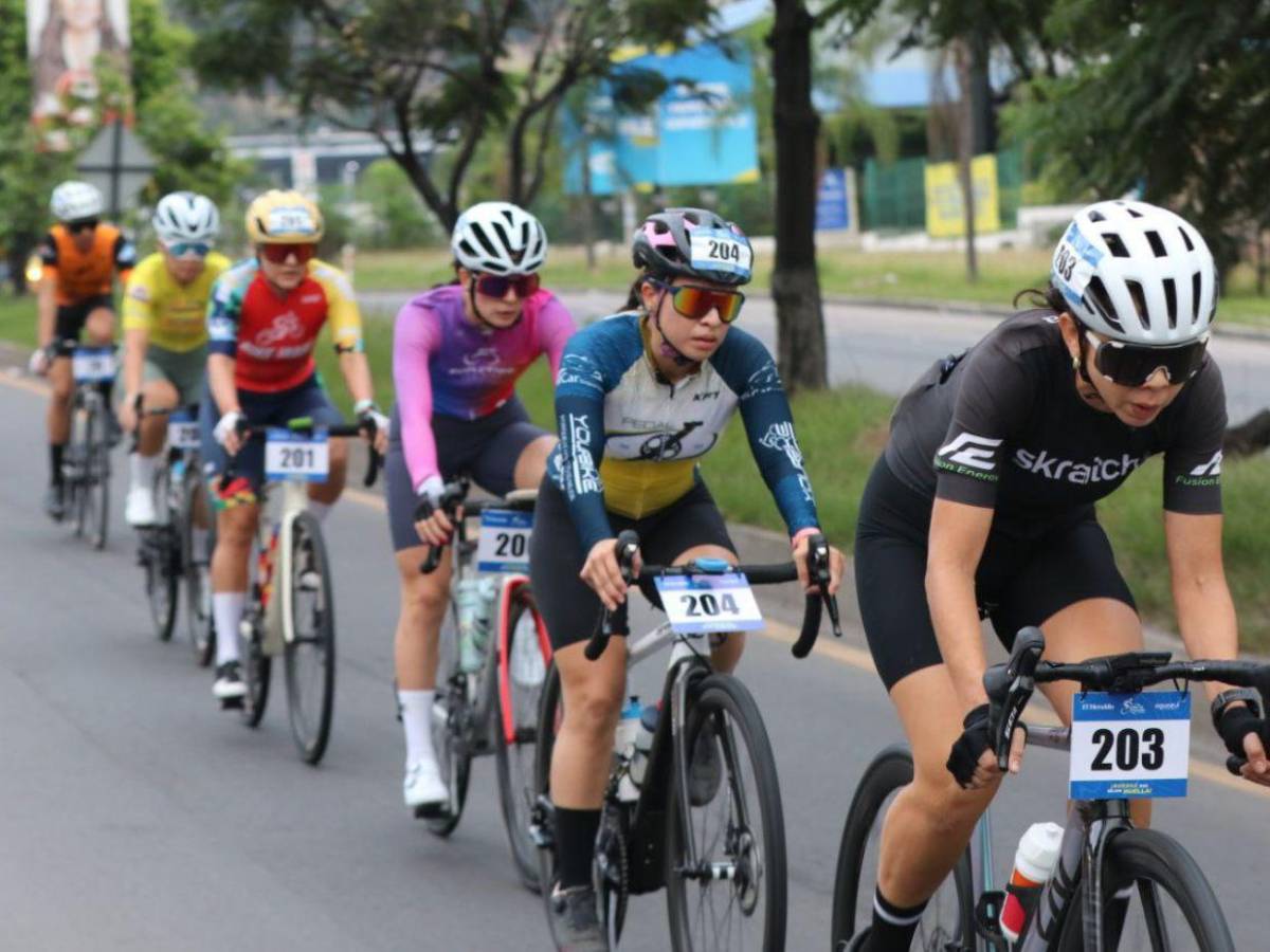 Con pasión y determinación, mujeres pedalean por el primer lugar en la Vuelta Ciclística EL HERALDO