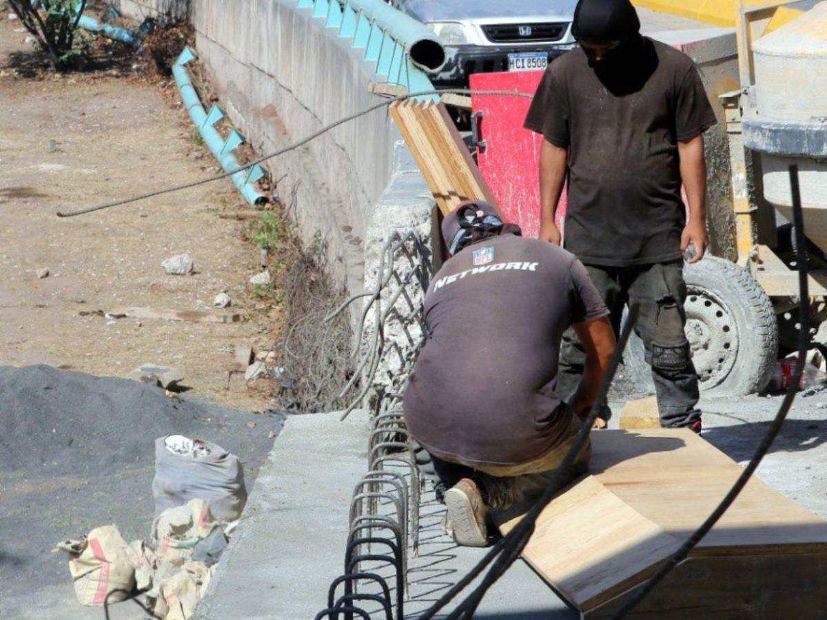 Realizan trabajos de restauración en el puente a desnivel Juan Manuel Gálvez Realizan trabajos de restauración en el puente a desnivel Juan Manuel Gálvez