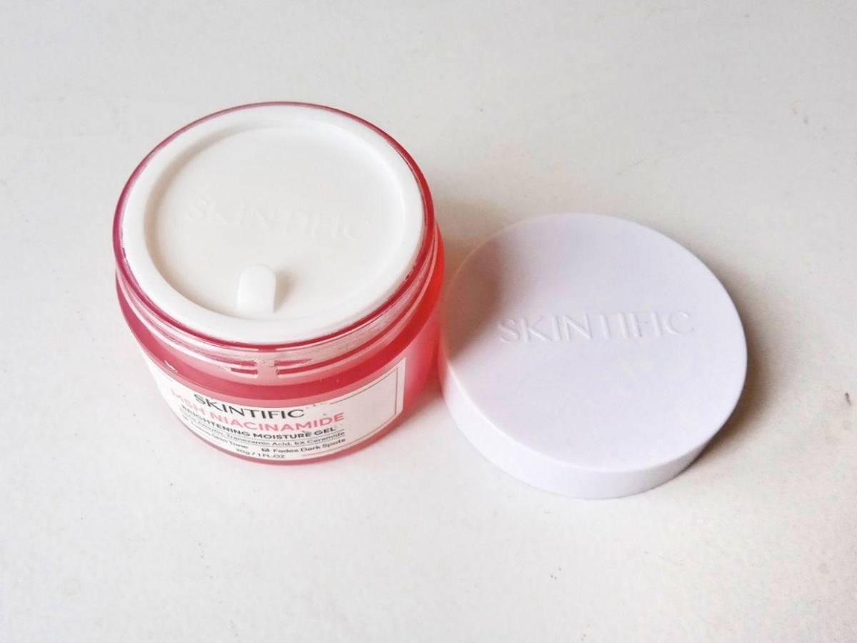 Manchas, ojeras y piel apagada: la molécula que dermatólogos no quieren que ignores