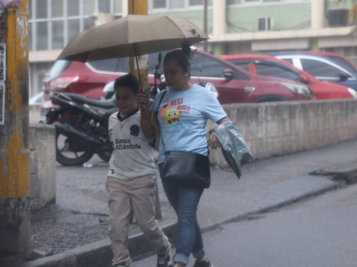 Con lluvias, así amaneció la capital este martes por frente frío